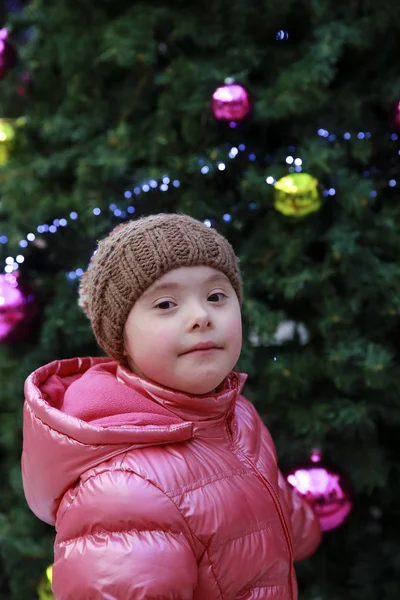 クリスマスツリーを背景にした若い女の子の肖像 — ストック写真