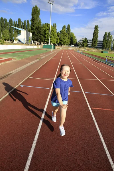 Mała Dziewczynka Baw Się Dobrze Stadionie — Zdjęcie stockowe