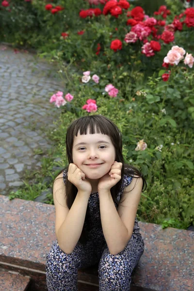 Mała Dziewczynka Baw Się Dobrze Parku — Zdjęcie stockowe