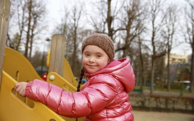 Çocuk parkında güzel bir kızın portresi