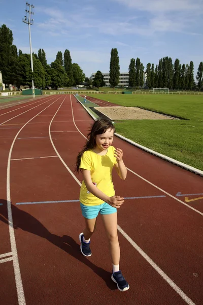 小さな女の子はスタジアムで楽しみを持っている — ストック写真