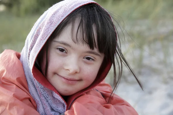 Retrato Menina Sorrindo Fora — Fotografia de Stock