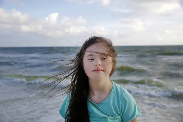 Porträtt Ner Syndrom Flicka Ler Bakgrunden Havet — Stockfoto