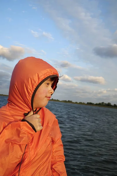 Portret Van Een Meisje Achtergrond Van Het Water Lucht — Stockfoto