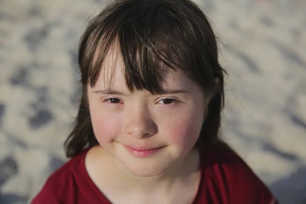 Portrét Dívky Downův Syndrom Mimo — Stock fotografie