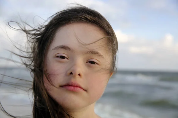 Portret Van Het Meisje Achtergrond Van Zee — Stockfoto