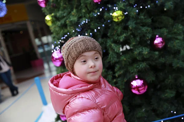 Portret Młodej Dziewczyny Tle Choinki — Zdjęcie stockowe