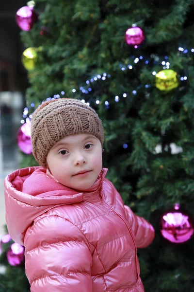 Retrato Niña Sobre Fondo Del Árbol Navidad — Foto de Stock