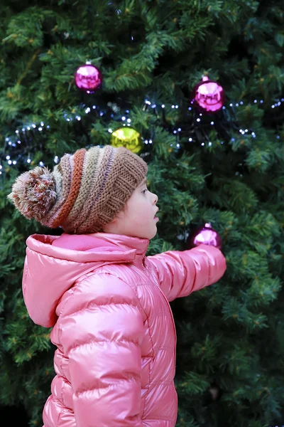 Retrato Niña Sobre Fondo Del Árbol Navidad — Foto de Stock