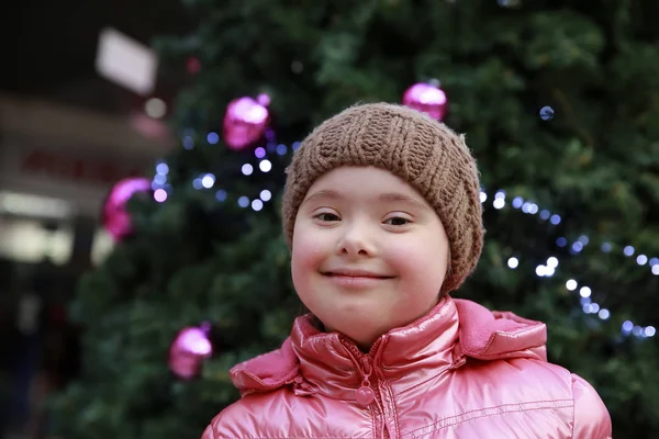 Retrato de niña sobre el fondo del árbol de Navidad —  Fotos de Stock