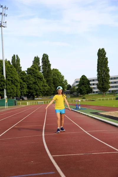 Meisje Veel Plezier Het Stadion — Stockfoto