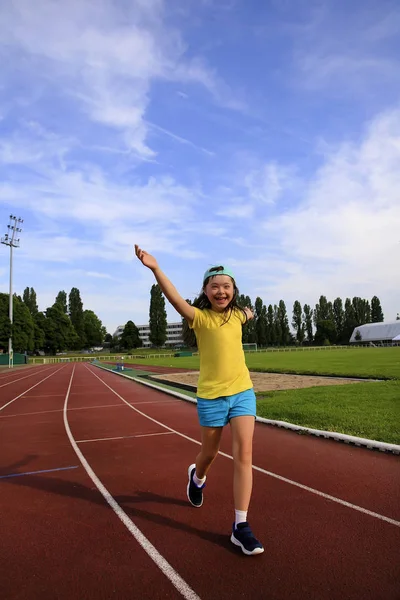 小さな女の子はスタジアムで楽しみを持っている — ストック写真