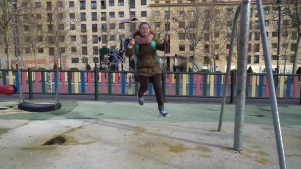 有唐氏综合症的小女孩在秋千上玩得很开心 — 图库视频影像