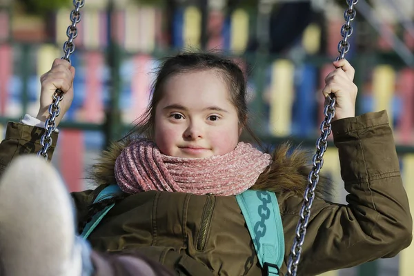 Leuk Meisje Heeft Plezier Speelplaats — Stockfoto