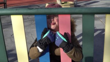 Down sendromlu küçük kız oyun alanında eğleniyor.