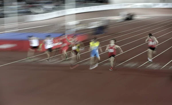 Sportovci Běží Sportovní Stadion Rozmazat Pohyb — Stock fotografie