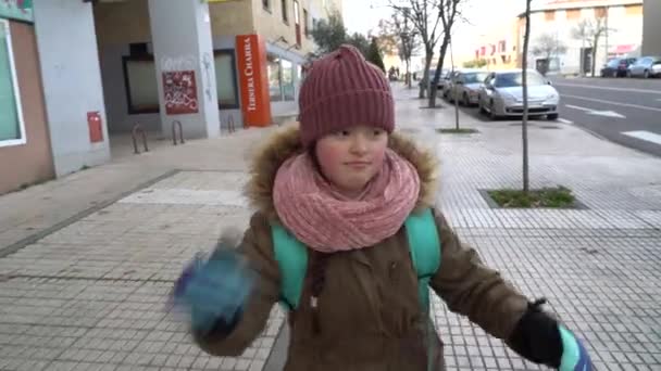 Chica con síndrome de Down caminando en la ciudad — Vídeos de Stock