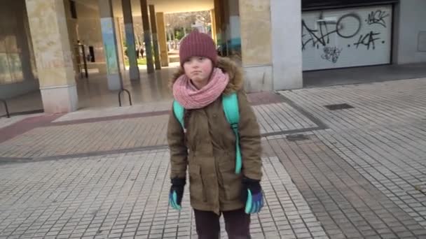 Gadis kecil dengan sindrom down menyeberang jalan — Stok Video