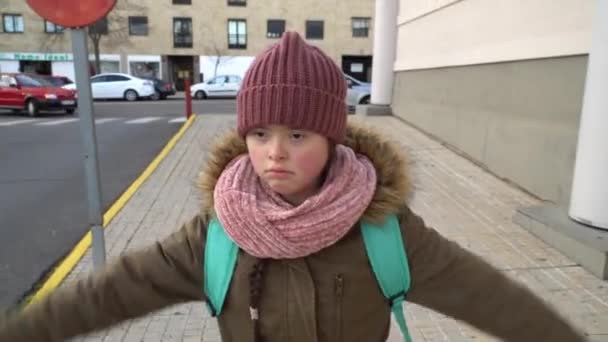 Dziewczyna z zespołem Downa spaceruje po mieście — Wideo stockowe