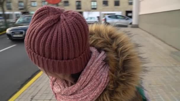 Девушка с синдромом Дауна гуляет по городу — стоковое видео