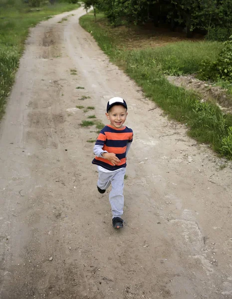 Joyeux Petit Garçon Qui Court Sur Route Campagne — Photo