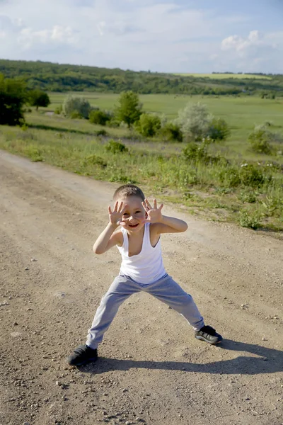 Menino Feliz Divirta Estrada Campo — Fotografia de Stock