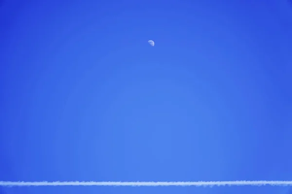 Blauer Himmel Mit Mond Und Streifenflugzeug — Stockfoto