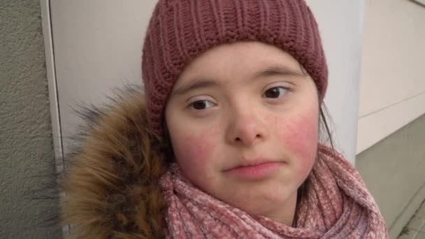 Девушка с синдромом Дауна выходит на улицу — стоковое видео