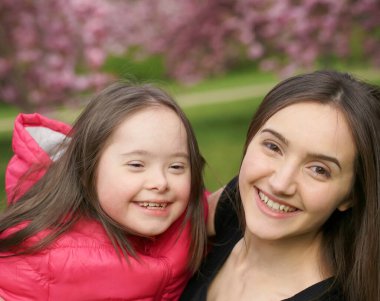 Kızlar çiçek açan sakura parkında eğlenir.