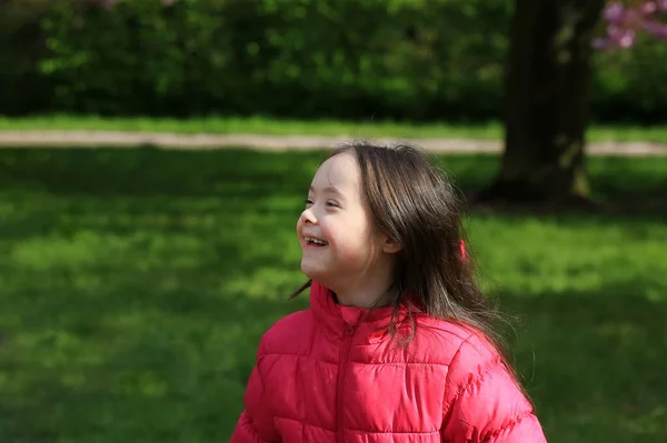 公園でかわいい笑顔の女の子 — ストック写真