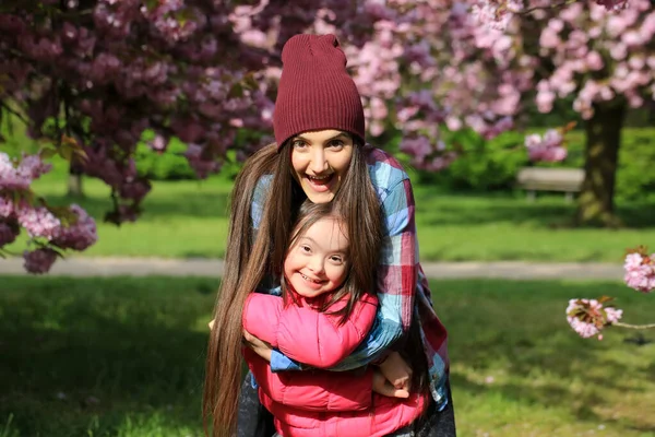 Meisjes Hebben Plezier Het Park Van Bloeiende Sakura — Stockfoto