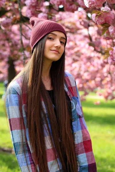 Glada Vackra Unga Tonårsflicka Blossom Park — Stockfoto