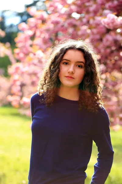 Felice Bella Ragazza Adolescente Fiore Parco — Foto Stock