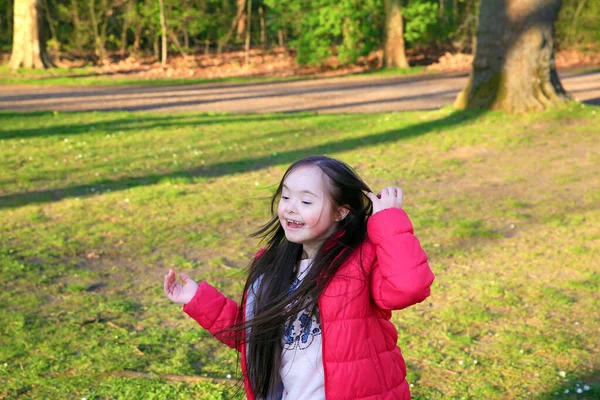 Schattige Lachende Meisje Het Park — Stockfoto