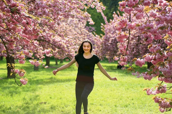 Joyeux Belle Jeune Adolescente Dans Parc Fleurs — Photo
