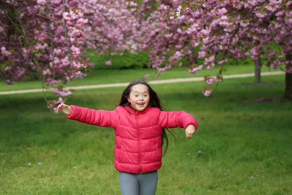 Szczęśliwy Piękna Dziewczyna Parku Kwitnąć — Zdjęcie stockowe