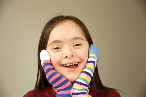 Όμορφο Κορίτσι Χαμογελά Διαφορετικές Κάλτσες — Φωτογραφία Αρχείου