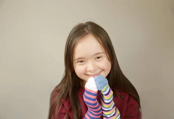 Hermosa Chica Sonriendo Con Diferentes Calcetines — Foto de Stock