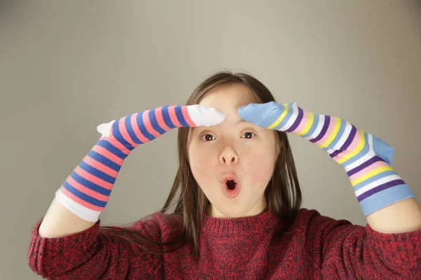 Schönes Mädchen Lächelt Mit Verschiedenen Socken — Stockfoto