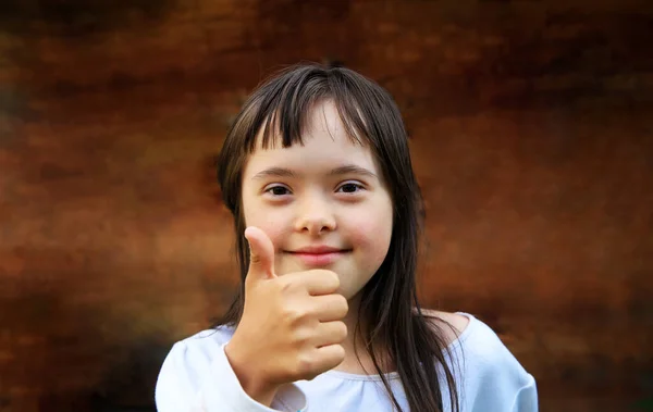 Retrato Menina Sorrindo Fundo Marrom — Fotografia de Stock