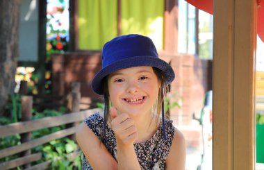 Yaz kampındaki küçük kız.