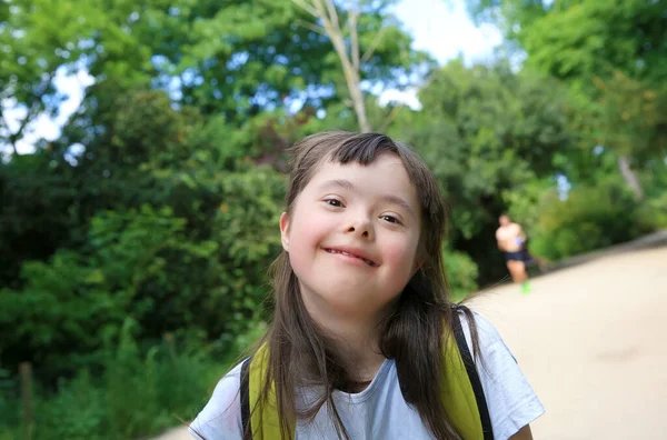 Portret Van Een Lachend Meisje Het Park — Stockfoto