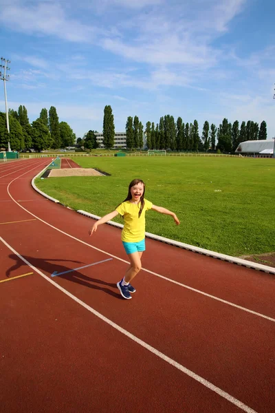 小さな女の子はスタジアムで楽しみを持っている — ストック写真