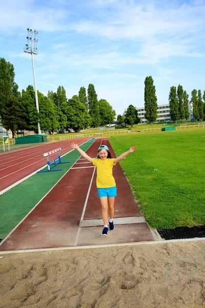 Bambina Divertirsi Sullo Stadio — Foto Stock