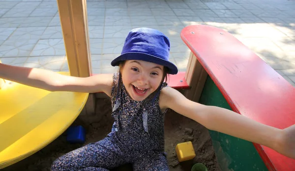 Mała Dziewczynka Placu Zabaw — Zdjęcie stockowe