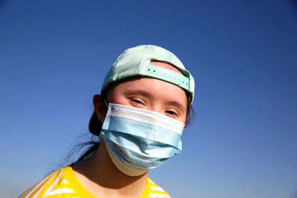 Chica Una Máscara Cara Fondo Cielo Azul — Foto de Stock