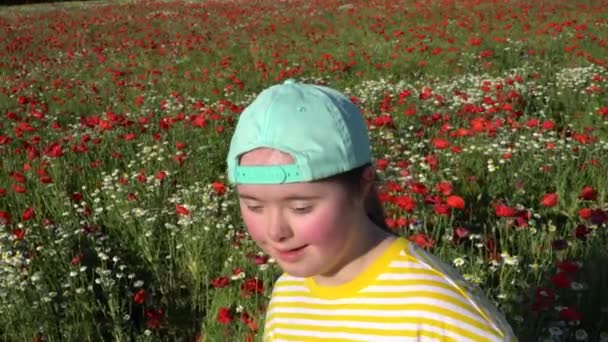 Flicka på bakgrunden av blommor fältet — Stockvideo