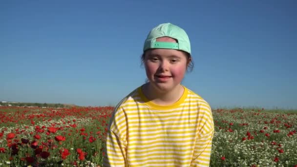Девушка на фоне цветочного поля — стоковое видео