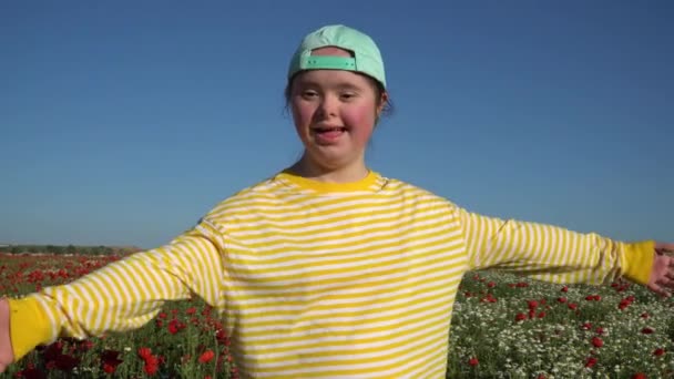 Девушка на фоне цветочного поля — стоковое видео