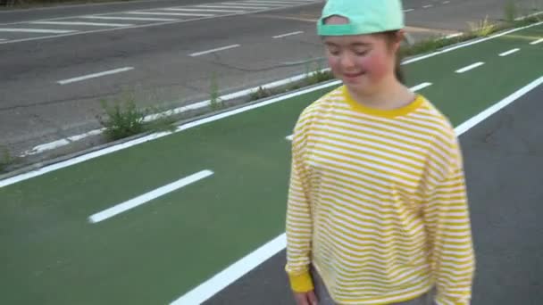 Κορίτσι που περπατάει στο πεζοδρόμιο — Αρχείο Βίντεο